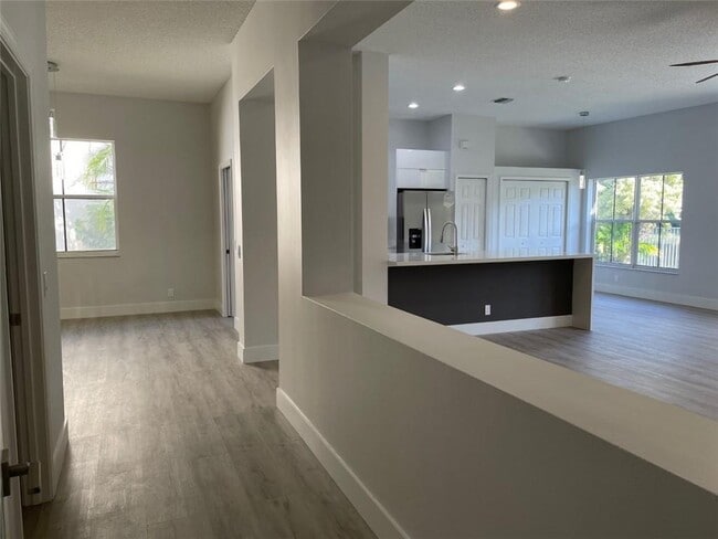 4293 Laurel Ridge Cir in Weston, FL - Building Photo - Building Photo