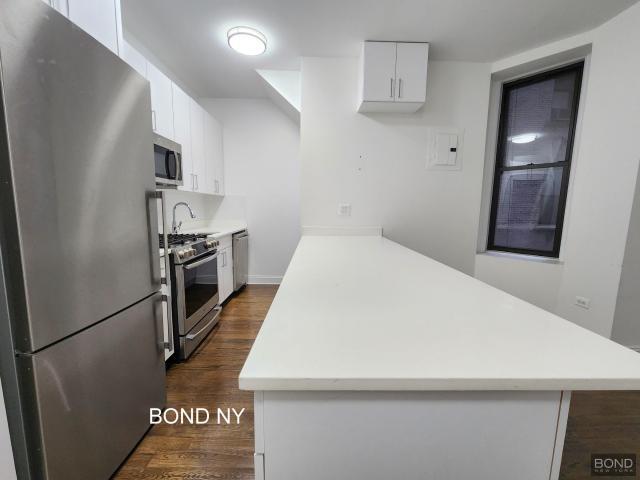 200 W 58th St in New York, NY - Building Photo - Building Photo