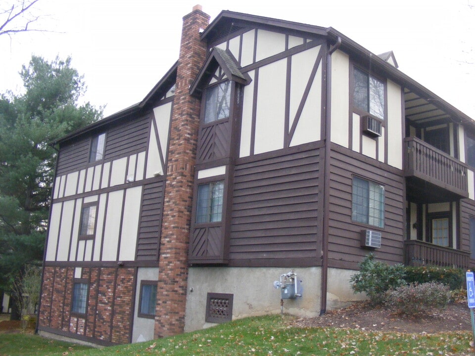 8 Rollingwood Dr in Brookfield, CT - Building Photo