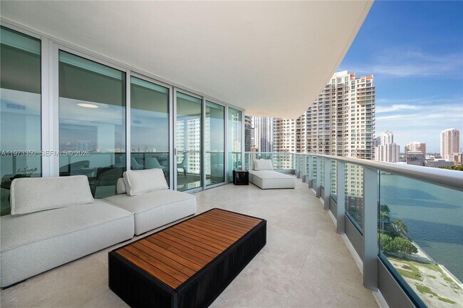 1331 Brickell Bay Dr, Unit 1801 in Miami, FL - Building Photo - Building Photo