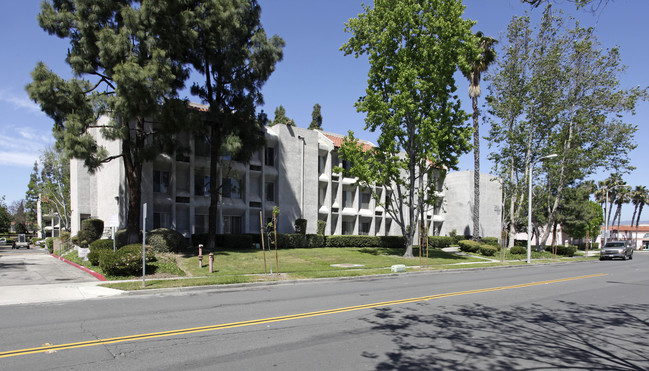 Tustin Gardens Apartments in Tustin, CA - Foto de edificio - Building Photo