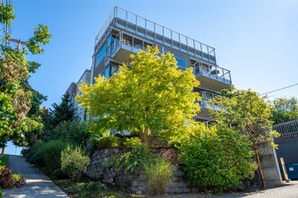 2731 Boylston Ave E, Unit 300 in Seattle, WA - Building Photo - Building Photo