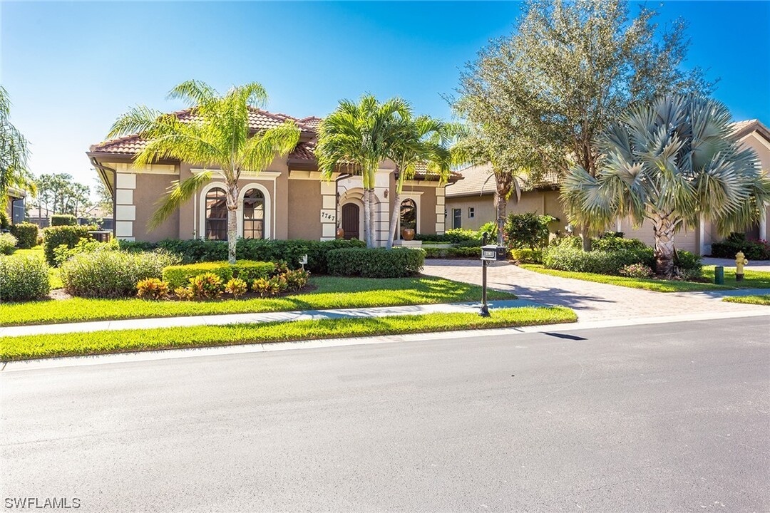 7747 Cottesmore Dr in Naples, FL - Building Photo