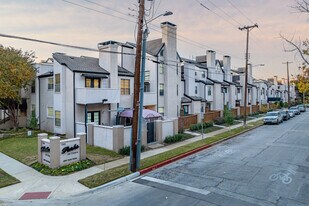 The Parks on Travis in Dallas, TX - Building Photo