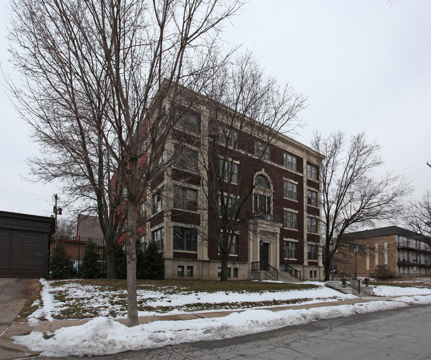 Baltimore Place in Kansas City, MO - Building Photo