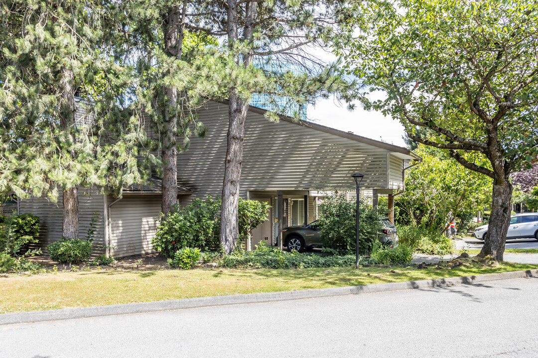 13302 102A Av in Surrey, BC - Building Photo