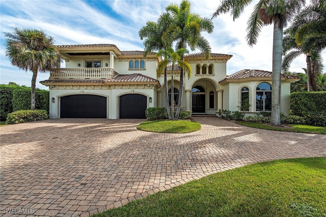 1580 Ixora Dr in Naples, FL - Building Photo