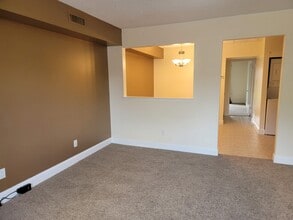 2047 Jason Dr, Unit A in Huntingdon Valley, PA - Foto de edificio - Building Photo