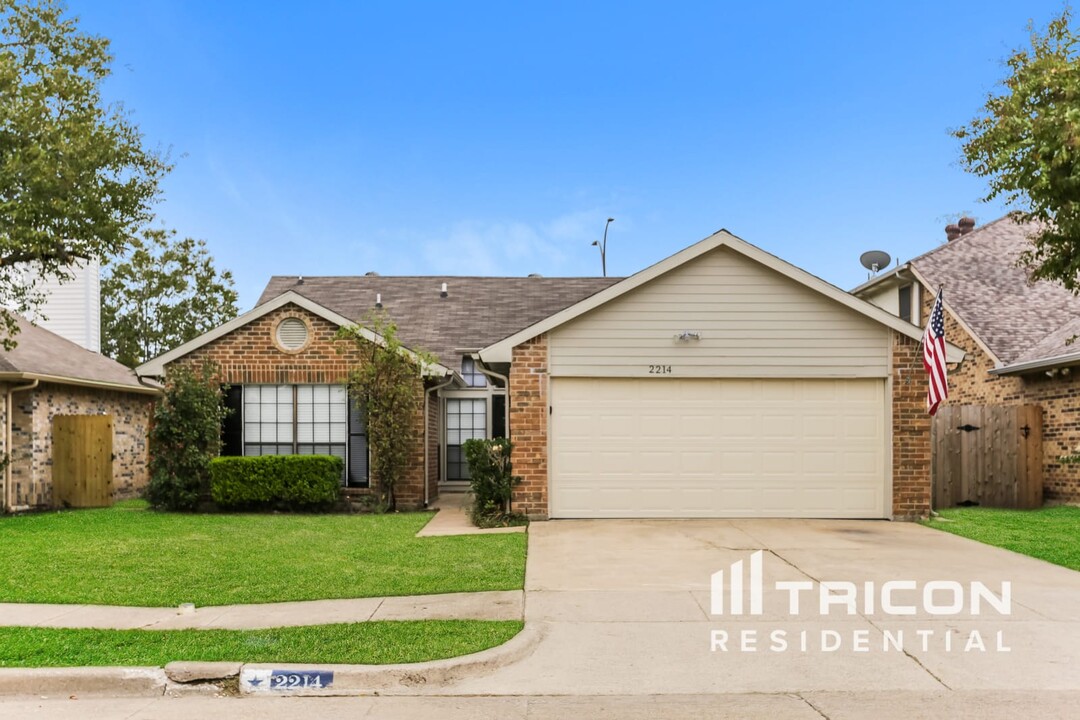 2214 Gladstone Dr in Arlington, TX - Building Photo