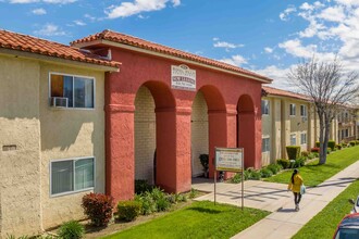 Royal Villa in Reseda, CA - Building Photo - Building Photo