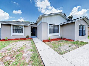 6807 White Cliffs Way in Tampa, FL - Foto de edificio - Building Photo