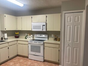 2550 Wrencrest Cir in Valrico, FL - Building Photo - Building Photo
