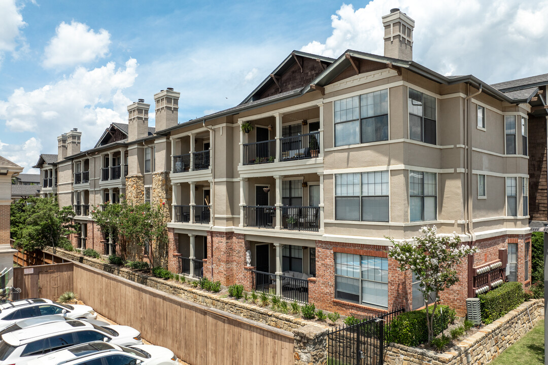 Eastbridge Apartments in Dallas, TX - Building Photo