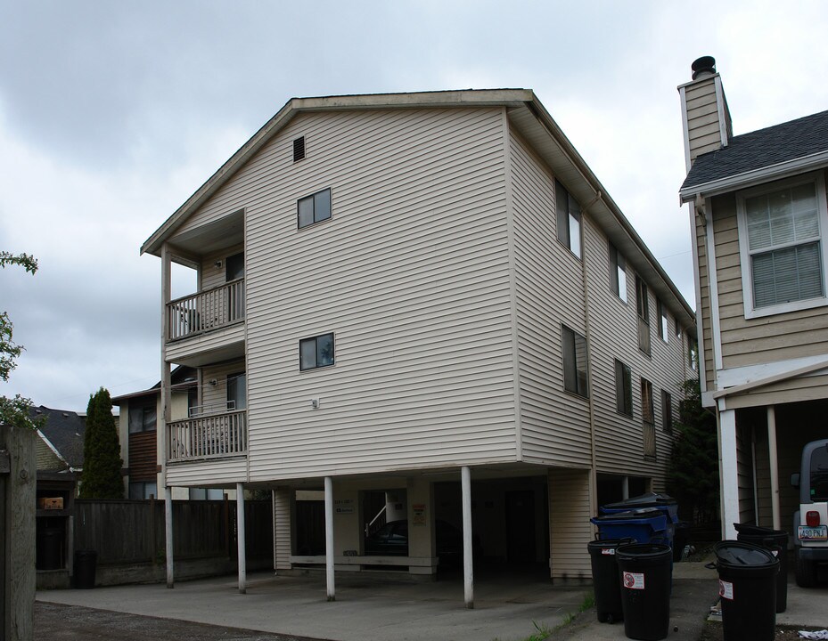 519 N 105th St in Seattle, WA - Building Photo