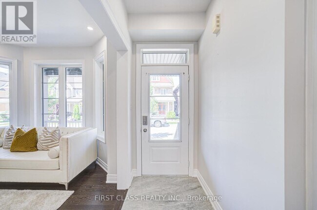 77 Diamond Jubilee Dr in Markham, ON - Building Photo - Building Photo