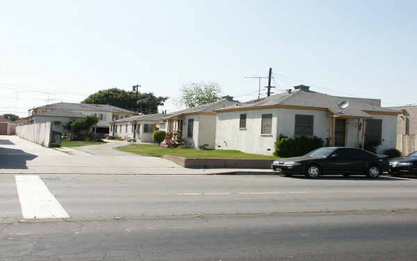 8437-8441 Otis St in South Gate, CA - Building Photo