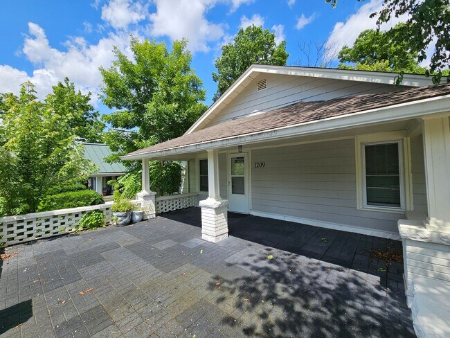 1209 S Lincoln St in Bloomington, IN - Building Photo - Building Photo