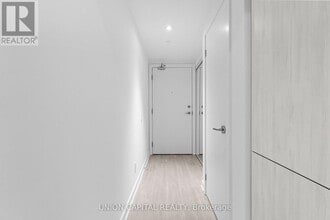 8 Wellesley St W in Toronto, ON - Building Photo - Building Photo