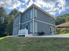 3402 Birds Creek Rd in Sevierville, TN - Building Photo