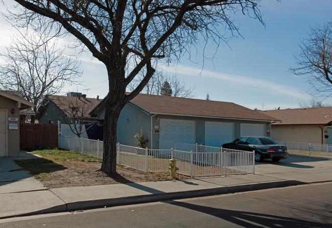 2432 Encina Ave in Modesto, CA - Building Photo - Building Photo