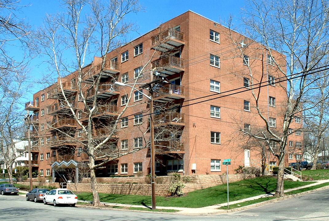 The Highlander in Highland Park, NJ - Building Photo