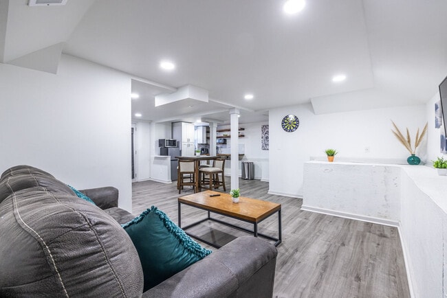 1122 Elaine Dr