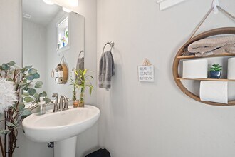 1182 NE Sockeye Ct in Bremerton, WA - Foto de edificio - Building Photo