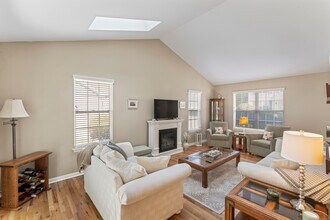 12 Echo Pond Rd in Monroe, CT - Foto de edificio - Building Photo