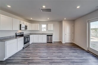 300 Coverly Ct in Kingston, GA - Building Photo - Building Photo