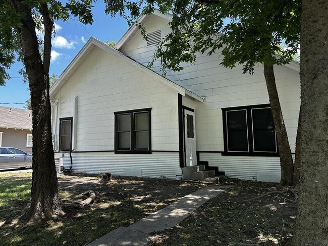 1410 Sycamore St in Commerce, TX - Building Photo - Building Photo