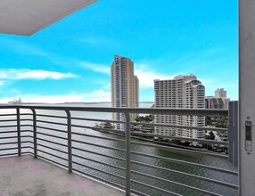 325 S Biscayne Blvd, Unit 2223 in Miami, FL - Building Photo - Building Photo