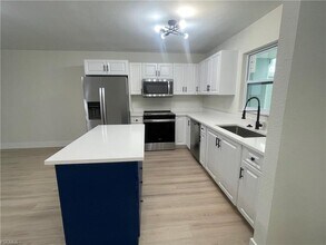 2180 Leisure Ln in Ft. Myers, FL - Foto de edificio - Building Photo