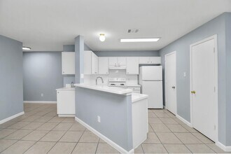 10403 Shadow Oaks Dr in Houston, TX - Building Photo - Building Photo