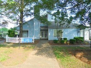 8020 Tremaine Ct in Charlotte, NC - Building Photo - Building Photo