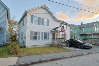 122 W Main St in Port Jervis, NY - Foto de edificio - Building Photo