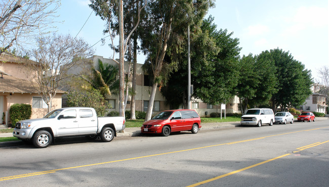 7320 Hazeltine Ave in Van Nuys, CA - Building Photo - Building Photo