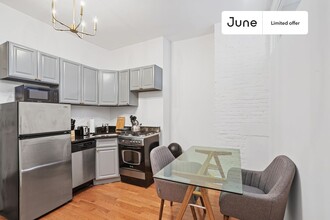 31 Saint Marks Pl in New York, NY - Building Photo - Building Photo