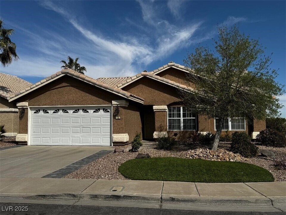 70 Moonlight Village Ln in Henderson, NV - Building Photo