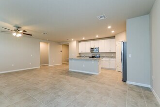 1130 Oak Vly Dr in Auburndale, FL - Foto de edificio - Building Photo