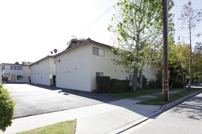 Golden Tiki Apartments in Glendora, CA - Foto de edificio - Building Photo