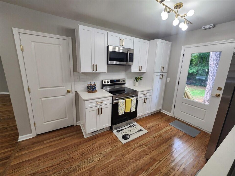 1195 Starline Dr in Smyrna, GA - Building Photo