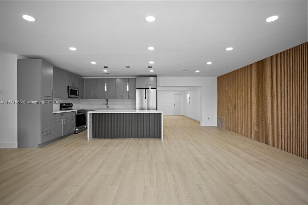 2560 NW 122nd St in Miami, FL - Building Photo