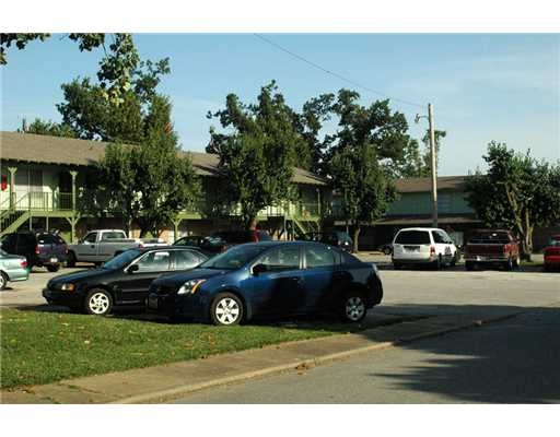 Henryetta Place in Springdale, AR - Building Photo