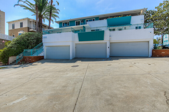 1301 S Beverly Glen Blvd in Los Angeles, CA - Foto de edificio - Building Photo