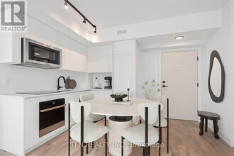327-4327 King St W in Toronto, ON - Building Photo - Building Photo