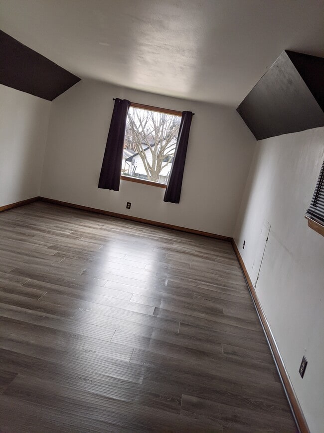 5711 N 97th St, Unit #2-upper in Milwaukee, WI - Building Photo - Building Photo