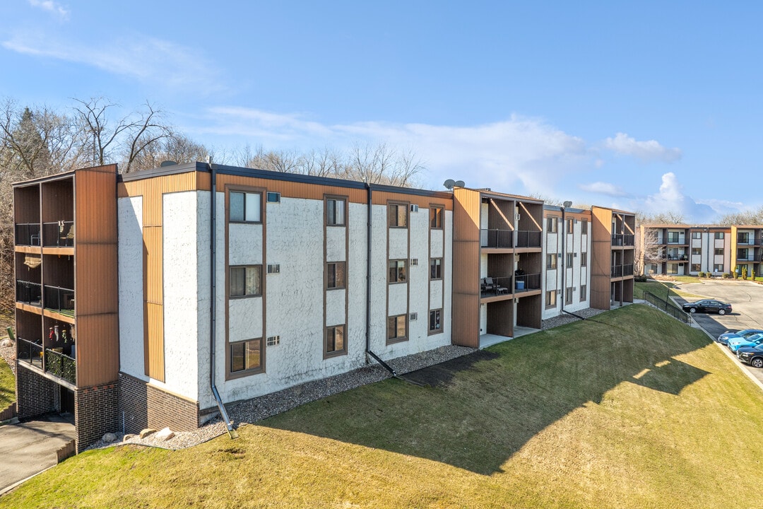 Windham Hills in Burnsville, MN - Building Photo