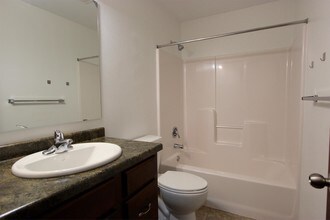 3322 8th St W-Unit -B in West Fargo, ND - Building Photo - Building Photo