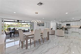 2500 Kings Lake Blvd in Naples, FL - Foto de edificio - Building Photo
