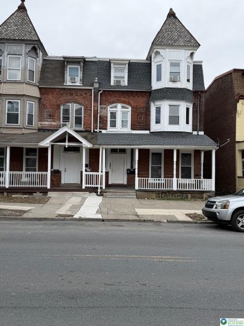 property at 213 N 4th St